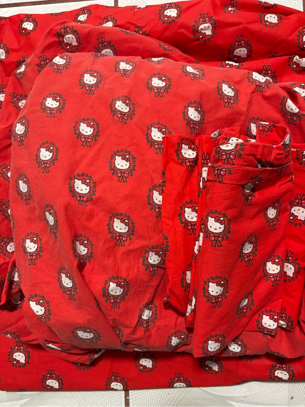 Hello Kitty Red bedsheets - Picture 3 of 4